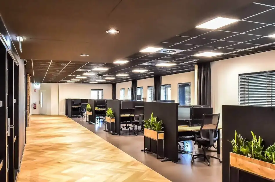 Kantoorvloer op maat gelegd door Spijker BV in een moderne kantooromgeving