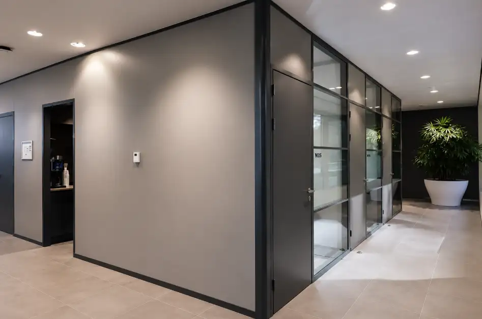 Systeemwand met dichte panelen en glas in een modern kantoorpand — Rabobank, Spijker BV