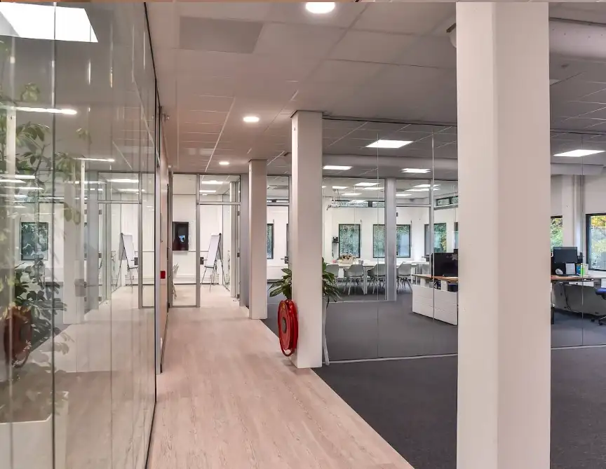 Glazen systeemwanden — Akyla