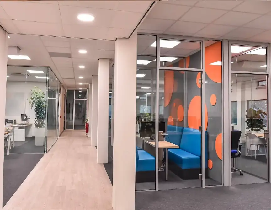 Systeemwand in vergaderruimte